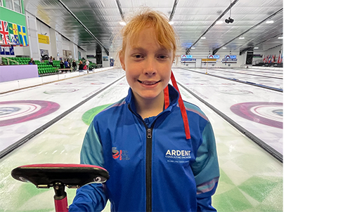 Curling_girl_sport_competiton